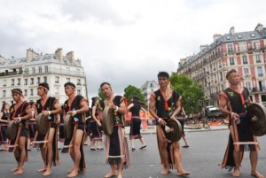 Âm thanh cồng chiêng Tây Nguyên khuấy động Carnaval nhiệt đới Paris